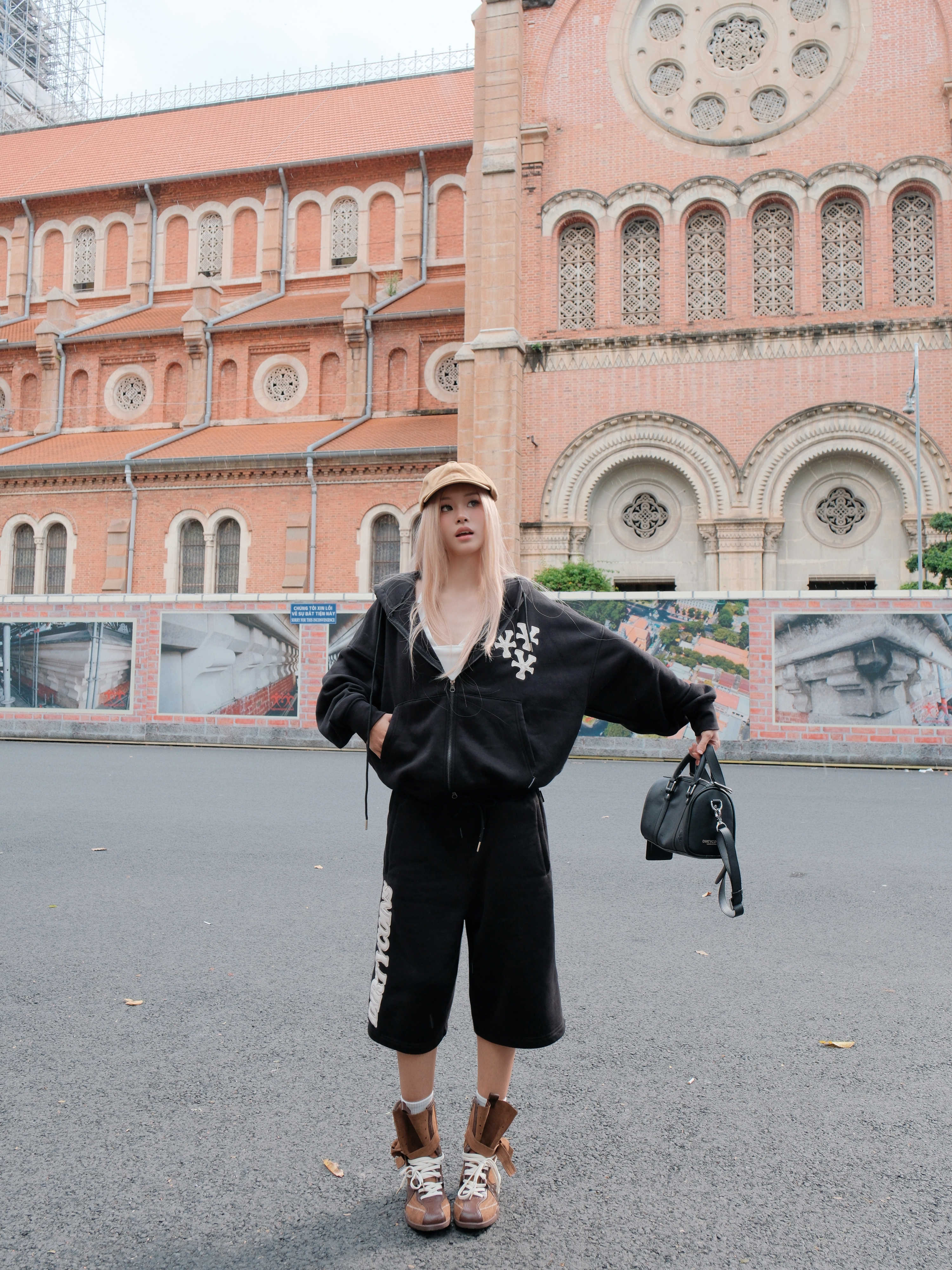 SWEATSHIRTS & HOODIES